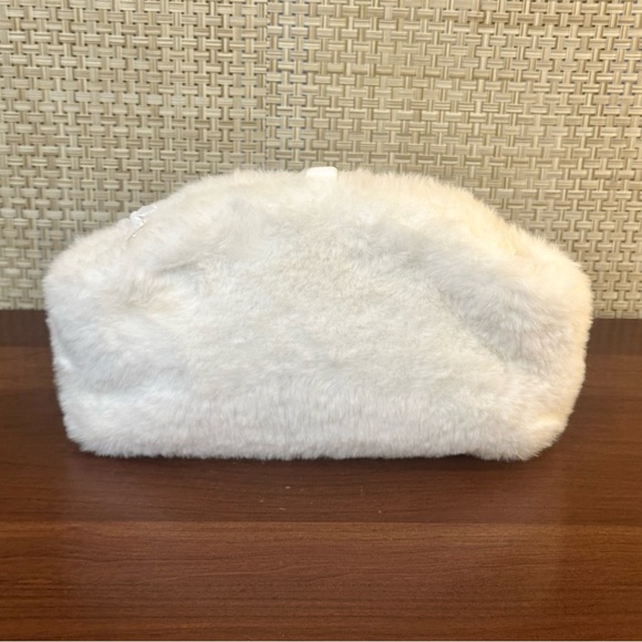 🌟HP🌟Isach Mizrahi New York Winter White Faux Fur & Gold Chain Convertible Bag - Picture 3 of 15